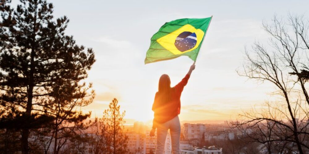 Mulher segurando bandeira do Brasil Soberania