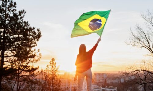 Mulher segurando bandeira do Brasil Soberania