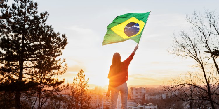 mulher-bandeira-brasil-01 Mulher segurando bandeira do Brasil Soberania