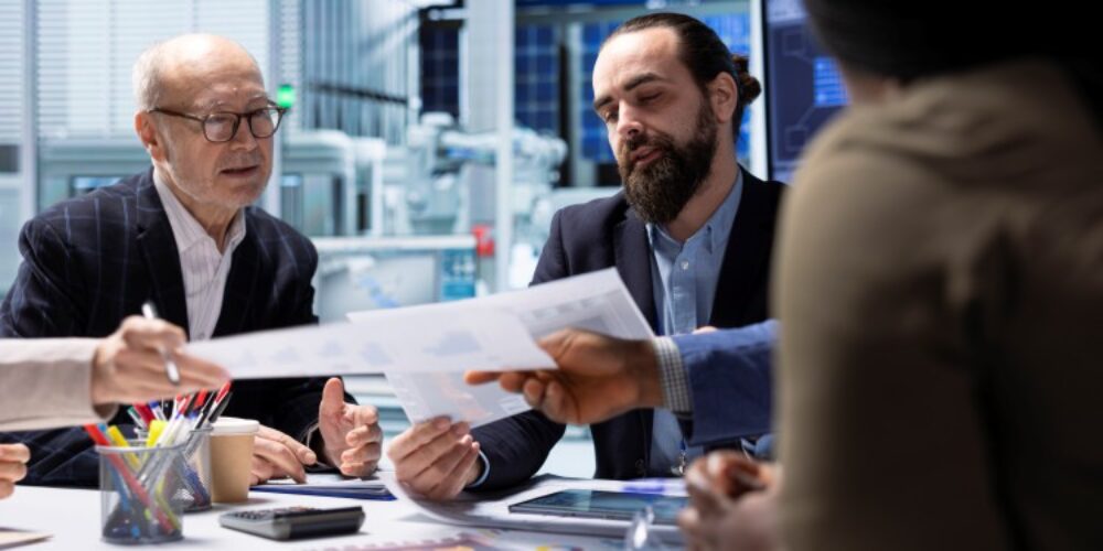 Equipe analisando documento em Núcleos de Inteligência