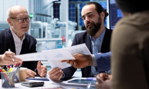 Equipe analisando documento em Núcleos de Inteligência