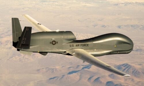 Drones Militares sobrevoando deserto