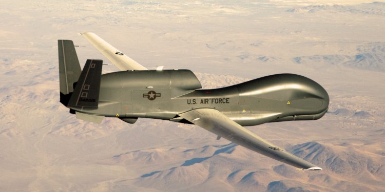 Drones Militares sobrevoando deserto