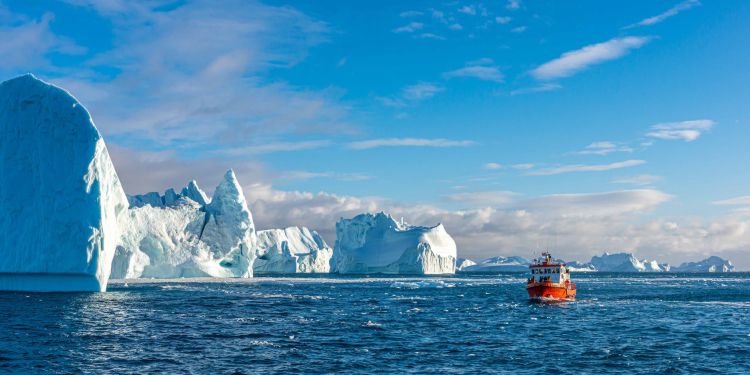 Barco no mar próximo à Groenlândia